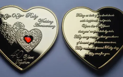 Złote serce z rubinem, upamiętniające 40 rocznicę ślubu. Na awersie ozdobne serca i napis "40 Years Together".