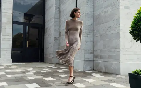 Mujer con vestido de punto elegante, ideal para aprender como hacer un vestido de punto para mujer.