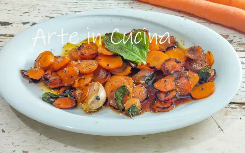 Carote in agrodolce, caramellate e speziate, con aglio e menta fresca, un'esplosione di sapori.
