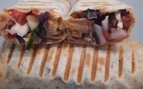 Kebab w tortilli: Jak zawinąć, żeby nie wypadał? Sekrety mistrza