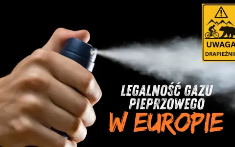 Dłoń trzymająca puszkę gazu pieprzowego, z której wydobywa się biała mgiełka.