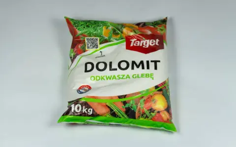 Opakowanie nawozu "Dolomit" marki Target. Produkt odkwasza glebę, nie jest szkodliwy dla roślin, zawiera wapń i magnez. 10 kg.