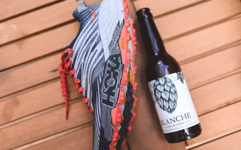 Chaussure de trail Hoka et bière artisanale. La récompense après l'effort, un bon équilibre entre alcool et sport.