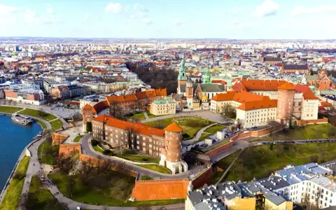 Wawel w Krakowie, idealne miejsce na romantyczny spacer. Widok na zamek i miasto.