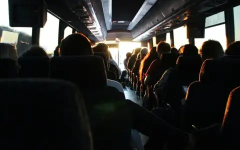 Jak się ubrać na długą podróż autokarem, by uniknąć dyskomfortu?