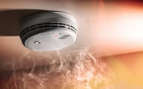 Détecteur de fumée en action, signalant un danger. L'installation de ce détecteur est une obligation pour votre sécurité.