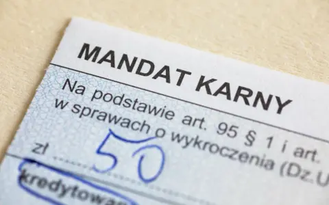 Fragment mandatu karnego z kwotą 50 zł. Zastanawiasz się, ile czasu na zapłacenie mandatu? Sprawdź przepisy.