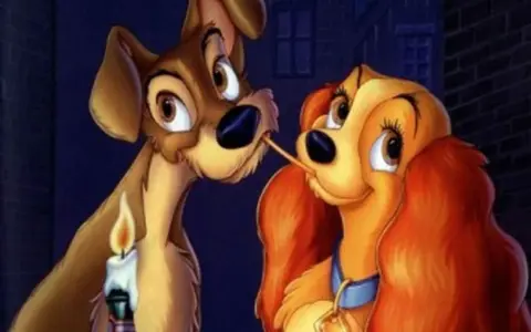 Romantyczna scena z Psim sercem, idealna do rankingu bajek Disneya. Lady i Tramp dzielą spaghetti przy świecy.