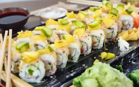 Roladki sushi z mango i awokado, obok sos sojowy i wasabi. Czy to kanpyo co to za składnik?