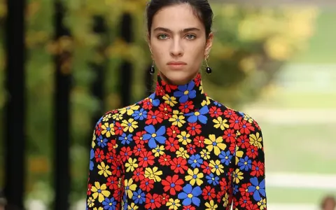 Modelo con estampado floral vibrante, como una loli bahía de flores.