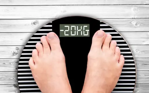 Pieds sur une balance affichant -20kg. Un résultat impressionnant obtenu en jeunant.