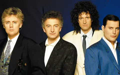 Les quatre membres de Queen posent ensemble, prêts à conquérir le monde avec leur musique légendaire.
