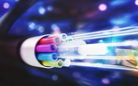 Jaki internet światłowodowy wybrać, aby uniknąć problemów z prędkością?