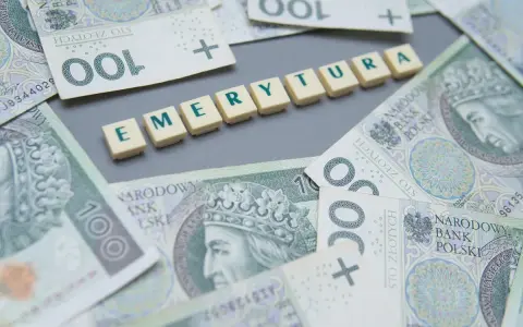 Polskie banknoty 100 zł i kafelki z napisem "EMERYTURA".