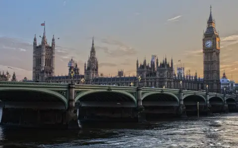 Most brytyjskiego parlamentu i Big Ben. Czy do Anglii potrzebny jest paszport? Tak, po Brexicie.