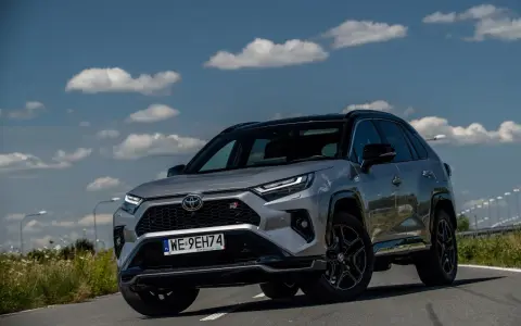 Szary Toyota RAV4 Hybrid GR Sport na drodze. Gdzie jest produkowana? W Japonii, USA, Kanadzie, Rosji, Chinach.