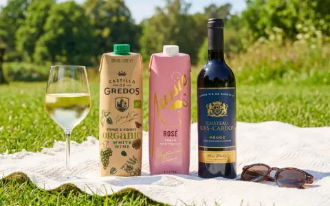 En picknick i solen med vitt vin, rosé i kartong och en flaska rött. Perfekt för en härlig glou glou-stund.