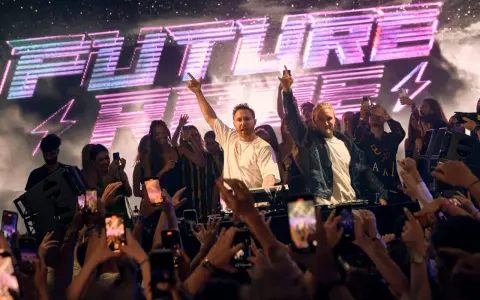 David Guetta und ein anderer DJ performen vor jubelnder Menge mit "FUTURE RAVE" Schriftzug.