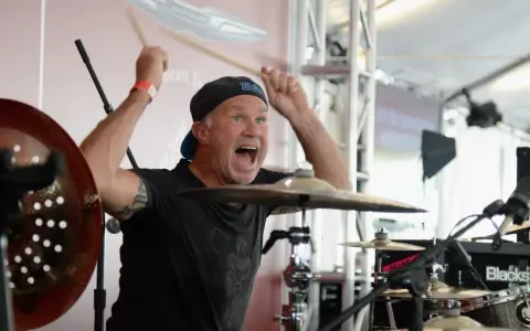 Chad Smith, trummis i Red Hot Chili Peppers, slår på trummorna med full energi och ett vrål.