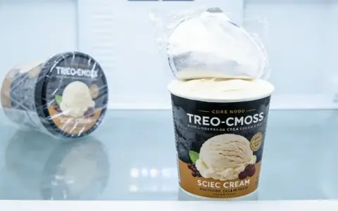 Zwei Becher Eis der Marke TREO-CMOSS stehen im Kühlschrank. Die Frage, wie lange ist Eis haltbar, beschäftigt viele.