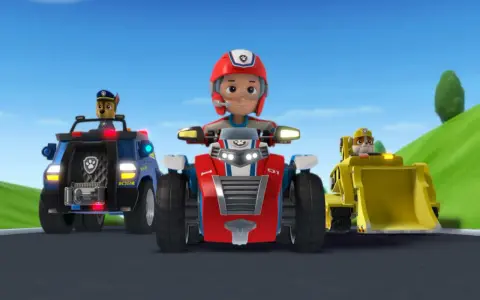 Ryder i jego psiaki z Psiego Patrolu gotowi do akcji na swoich pojazdach: Chase w radiowozie, Ryder na motocyklu, a Marshall w koparce.