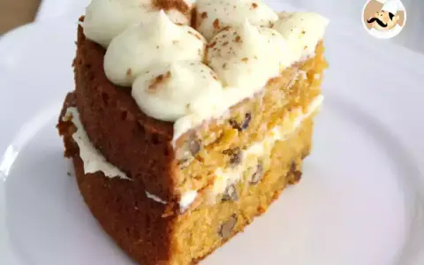 Deliciosa tarta de zanahoria y nueces, con capas de bizcocho esponjoso y un cremoso glaseado.