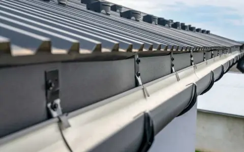 Gouttière de maison en aluminium, système de drainage pour évacuer l'eau de pluie du toit.
