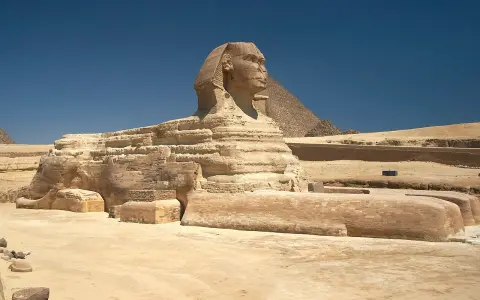 Die Große Sphinx von Gizeh, ein steinernes Rätsel. Warum hat die Sphinx keine Nase? Vielleicht hat sie sie im Sand verloren, als sie über Jahrtausende auf die Pyramiden blickte.