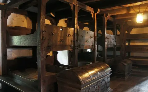 Alte Holzbetten mit Truhen. Wer hat das Bett erfunden? Wahrscheinlich jemand, der es leid war, auf dem Boden zu schlafen.