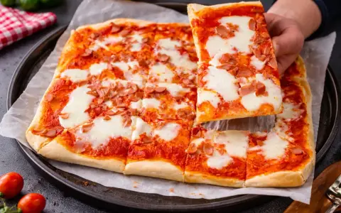 Pizza con lievito istantaneo, gustosa e veloce da preparare, con pomodoro, mozzarella filante e salame. Perfetta per una cena improvvisata.