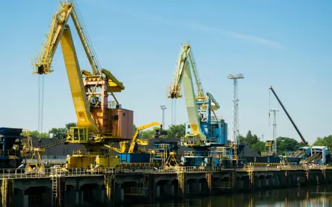 Ile kosztuje godzina pracy dźwigu? Poznaj stawki i uniknij opłat.