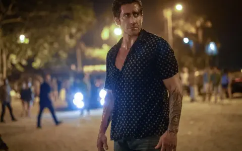 Jake Gyllenhaal w nocnej scenerii, gotowy na akcję w jednym z najlepszych thrillerów.