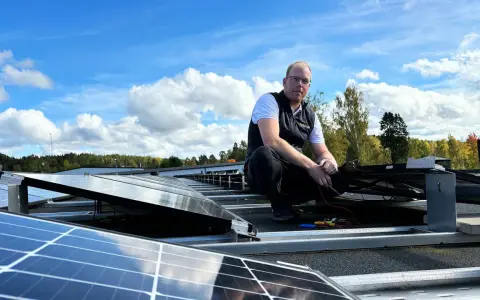 Man kontrollerar solceller på taket. Hoppas det inte är en solceller bluff och att installationen fungerar som den ska.