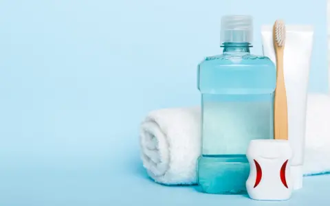 Płyn do płukania jamy ustnej, szczoteczka, pasta i nić dentystyczna – komplet do higieny. Czy płyn do płukania jamy ustnej przed czy po myciu zębów?