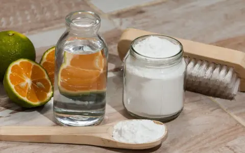 Ingredientes para blanquear ropa blanca con bicarbonato: naranjas, agua, bicarbonato y cepillo.