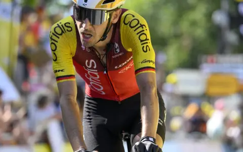 Radfahrer Emanuel Buchmann im Cofidis-Trikot, kämpft sich durch. Sein Gehalt ist ein Thema, das Fans interessiert.