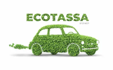 Un'auto verde fatta di foglie, con la scritta "ECOTassa" e "Sì o No?".