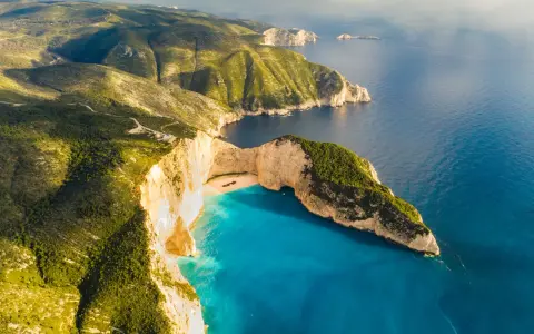 Scogliere bianche e mare turchese a Zacinto, un vero enjambement naturale che invita all'esplorazione.