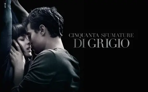 Christian e Anastasia si baciano appassionatamente. Il titolo del film "Cinquanta sfumature di grigio 3" è visibile.