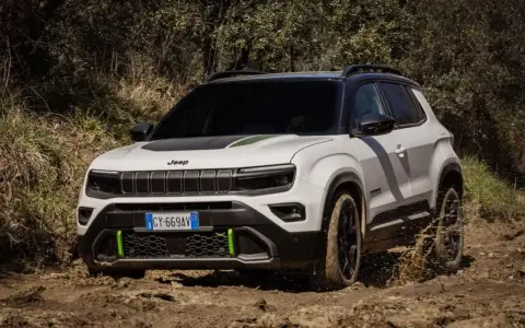 Un nuovo modello Jeep affronta un percorso fangoso, mostrando la sua tenacia.