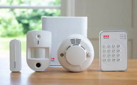 Säkerhetssystem med rörelsedetektor, dörrsensor, rökdetektor och manöverpanel. Styr allt enkelt med Cleverio app.