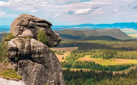 Skalny labirynt Szczeliniec Wielki z bliska i rozległa panorama Gór Stołowych.