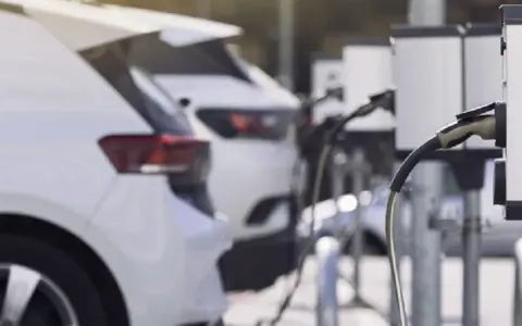 Ile kilometrów przejedzie samochód elektryczny? Zaskakujące fakty i porady