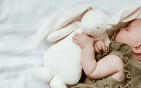 Od kiedy przytulanka dla niemowlaka? Kluczowe etapy rozwoju dziecka