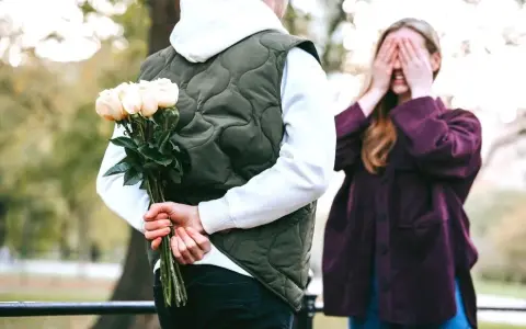 Jak poznać, że facetowi zależy na kobiecie? Oto sygnały, które mówią wszystko