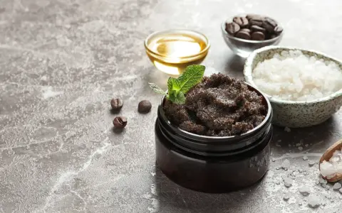 Domowy peeling do skóry głowy z kawy i soli, z dodatkiem oleju i mięty. Idealny do odświeżenia i regeneracji.