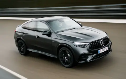 Czarny Mercedes-AMG GLC Coupe w ruchu. Sprawdź aktualną mercedes glc cena i dostępne konfiguracje.