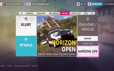 Menu gry Forza Horizon 5. Widok na opcje "Kluby", "Rywal", "Horizon Open" oraz "Znajomi / Gracze". W tle wyścigowe auto i piramida.