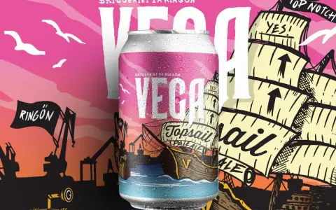 En burk från Vega Bryggeri med motiv av ett segelfartyg och hamninspirerad design.