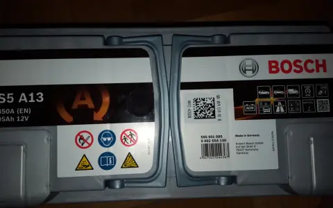 Akumulator Bosch S5 A13, 95Ah 12V. Na etykiecie widoczny kod QR i numer seryjny, który może zawierać datę produkcji akumulatora.